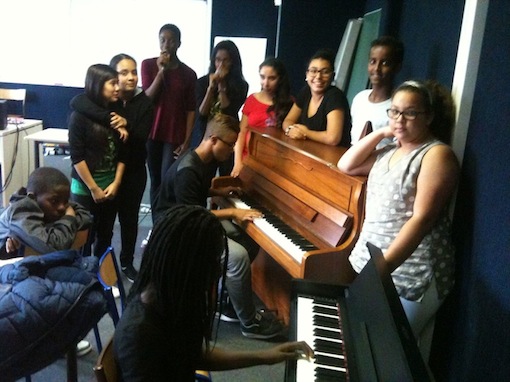 atelier beat box et piano au collège Longchambon